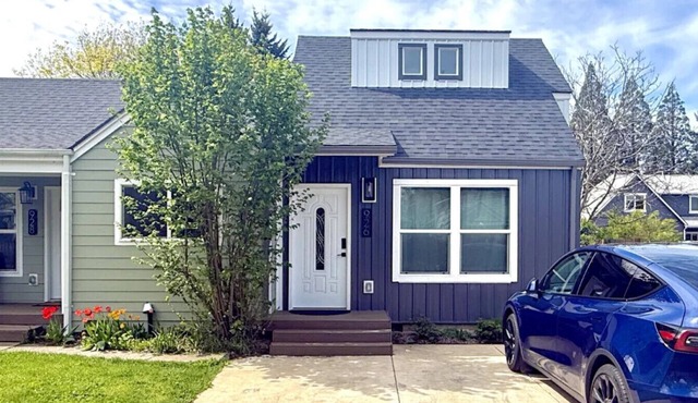 New Townhome w/comfy King Bed