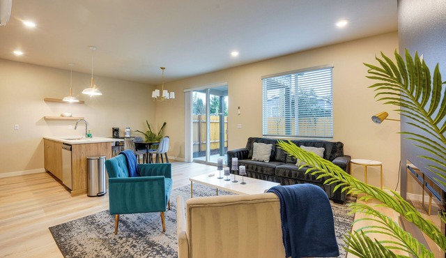 Newly Built PNW Home: 1 Mi to WSU & Med Center