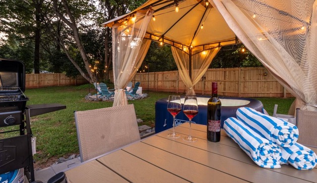 Newly Renovated-Private Backyard Hot Tub-Patio-Modern Luxe- Sleeps 8