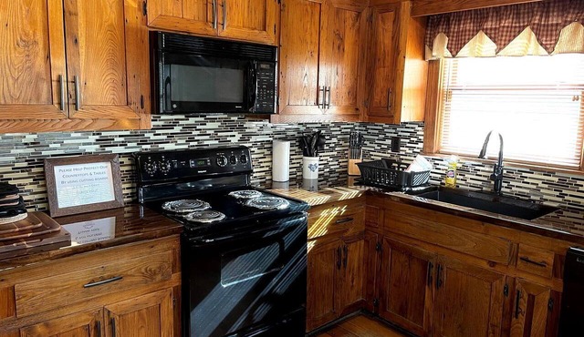 North Carolina Cabin with Spectacular Views of the Mountains, Perfect for an Outdoor-Adventure Vacation in Spruce Pine