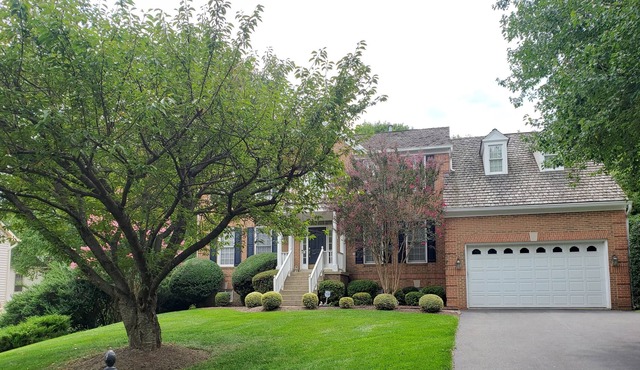 North Potomac Charming 4-Bedroom Gem: Your Home Away from Home!