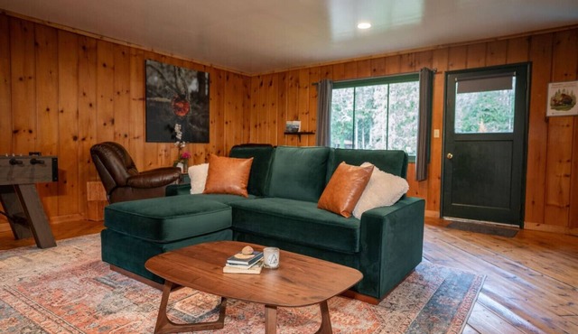 O`Neill Cabin- a Rustic Reclaimed Retreat + sauna + hot tub + cold plunge