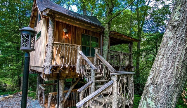 Oakleaf Treehouse - Secluded Romantic Loft with Hot Tub & Creek