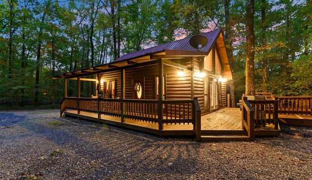 Oakridge Honeymoon Cabin- King Bed, Hot Tub & Fireplace