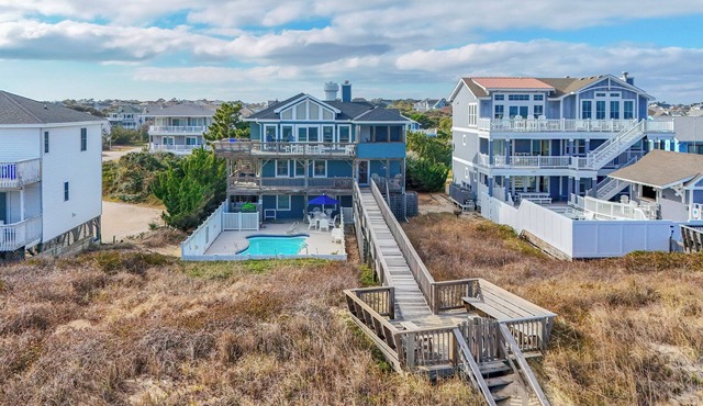 Oceanfront, elevator, pool, hot tub, walk to shops. Friday check in.