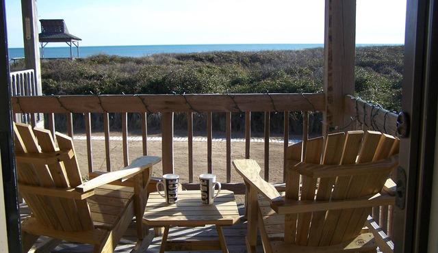 Oceanfront in Duck. Perfect for a couple or small family! Updated March 2022!