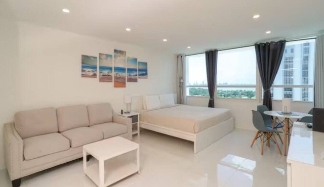 OCEANFRONT King Size bed/Bayview with free parking