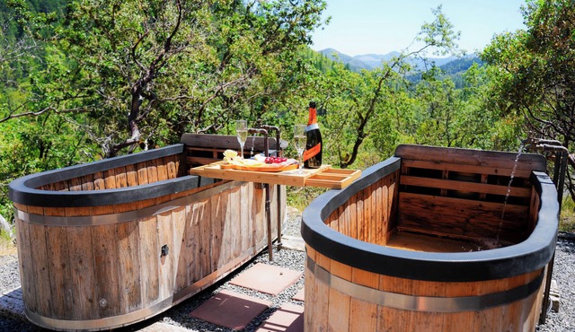 Off-grid container home on 6 private acres, outdoor soaking tubs and plunge pool in Rogue River