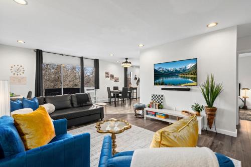 Old Town Condo Near CSU with Pool, Sauna, Gym and Bikes