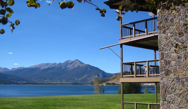 On Lake, Patio! Views, Hot Tub. Walk to Amphitheater, Dining, Marina