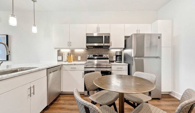 One-Bedroom Apartment w/Balcony: Superior Mid/Downtown Retreat: Balcony, Views, Gym