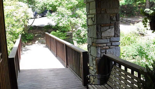 Overlooks 3rd Hole Sapphire Golf Course, family friendly & close to everything!