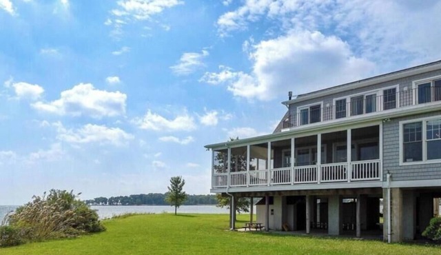 Panoramic Bay Views, Wraparound Decks, 1-Minute Walk to Beach