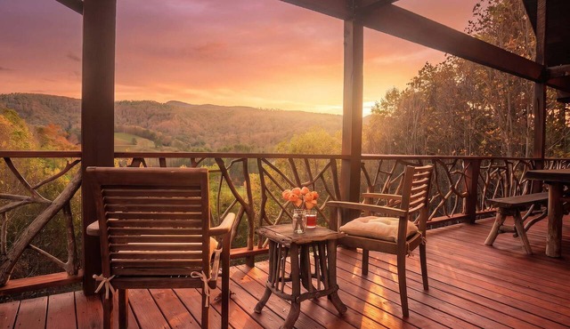 Panoramic Mountain View Escape: Luxe Jacuzzi Suite & Hot Tub. 15 Min to Boone