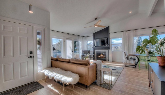 Panoramic Mountain View Retreat w/Hot Tub - 3/3 Designer Home Hike and Bike!