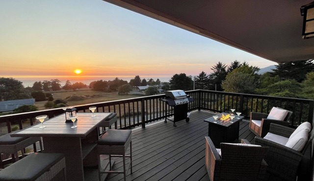 Panoramic Ocean View - Game Room - Fire Pit - Large Deck - Casino - Redwoods in Smith River