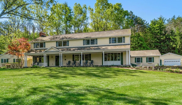 Park-like in Clifton Park! Lovely spacious 6-bedroom house with AC