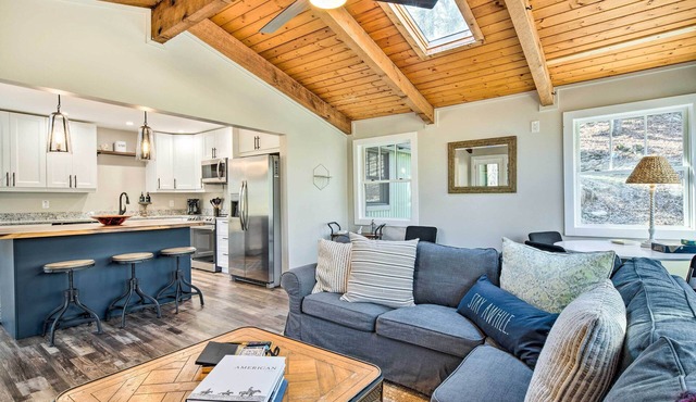 Peaceful Brevard Mountain Cabin: Hike, Golf & Swim