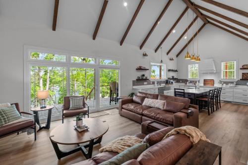 Peaceful Lakehouse - Relax & Recharge - Pet Friendly