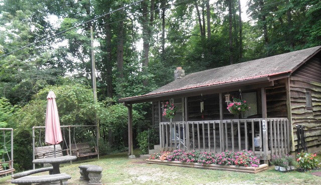 Peaceful Romantic Getaway - Sleeps 2 - Lavender Cabin
