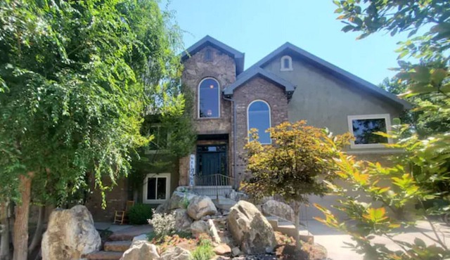 Peaceful, spacious getaway w/ stunning waterfalls