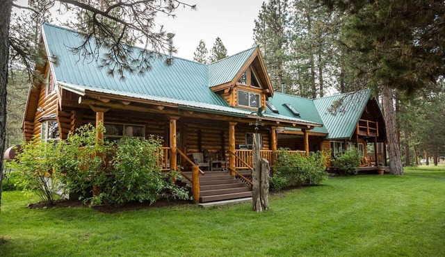 Peaceful Waterfront Log Cabin near Crater Lake National Forest, Oregon
