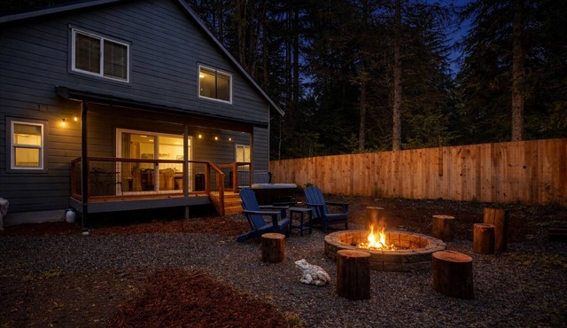 Perch - Spacious Modern Cabin w/Hot Tub, BBQ & Cali- King-Sized Bed | Pet-Friendly