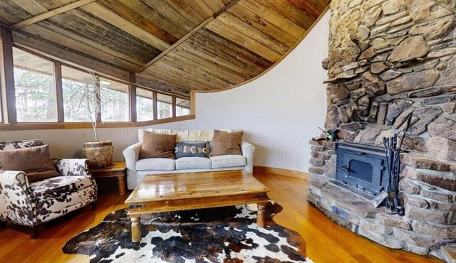 Pet-friendly cabin bordering Tremper Mound Nature Preserve.