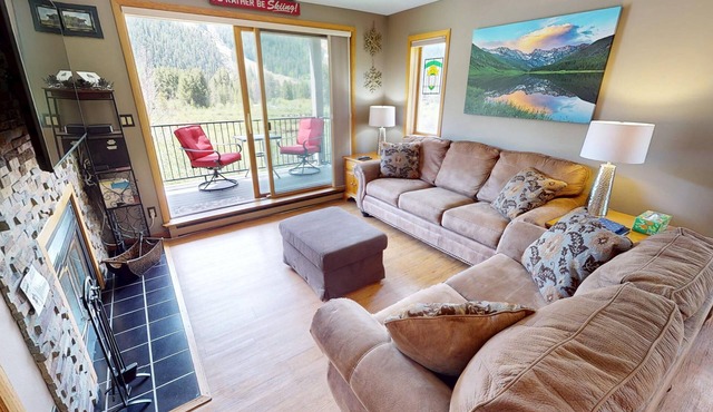 Pet Friendly End Unit! On River Trail. Walk to Festivals, Dining, Activities