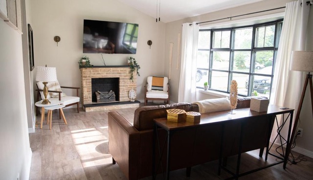 Pet Friendly Home w/ fenced yard (1 King/1Queen)