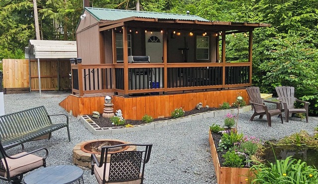 Pet-Friendly Tiny House on Mtn Loop Hwy w/Wi-Fi, Fire Pit , EV Charger & Pond.