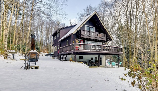 Pet-Friendly Home w/Deck: 4 Mi to Jay Peak Resort