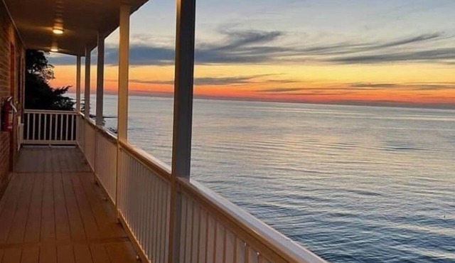 Pete's Lakefront Motel