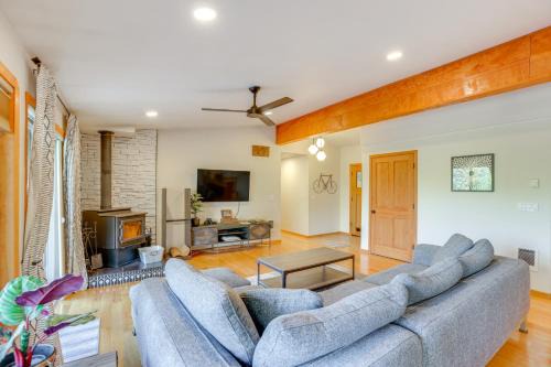 Ping-Pong & Private Hot Tub: Family Cabin in Bend!
