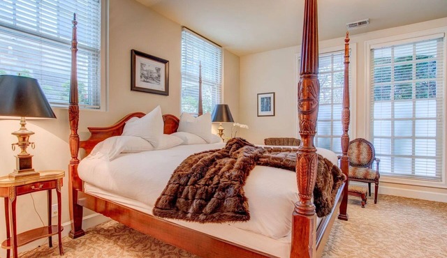 Portland's White House Bed & Breakfast - The Abe & Mary Room