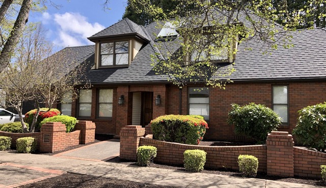 Premier Neighborhood - Sleeps 10 - King Beds - .37 miles to Autzen - walk to UO