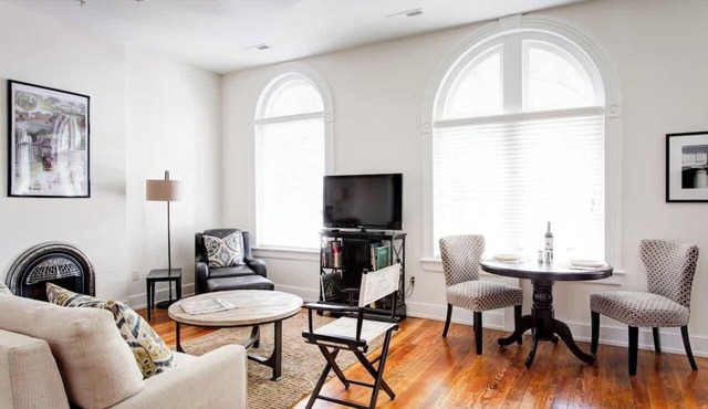 Prime Downtown Mall Flat with Free Parking - #306