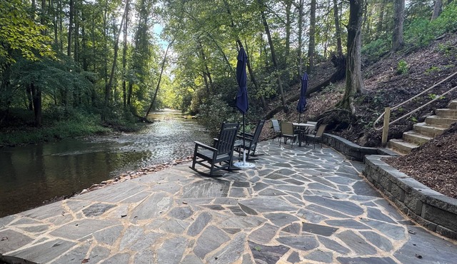 Pristine Riverfront Retreat in Wine Country with fire pit & large outdoor space