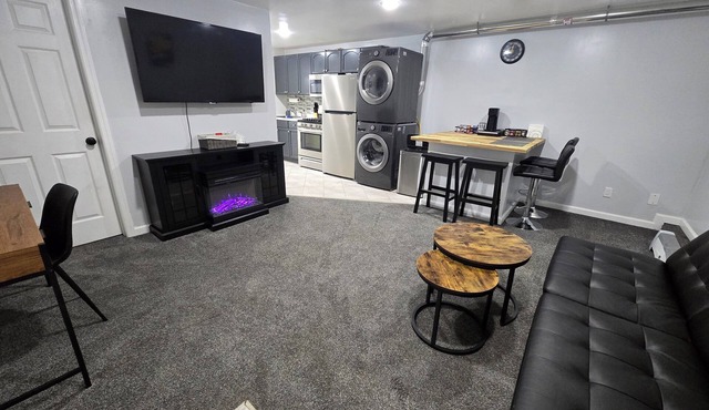 Private 1 bedroom apt in a quiet neighborhood, close to all!