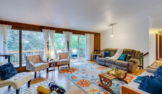 Private Deck & Ample Space! Lake Forest Park Home