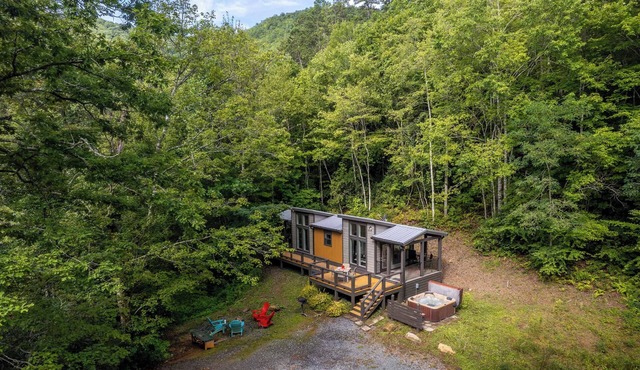 Private Mountain Cottage with Hot Tub