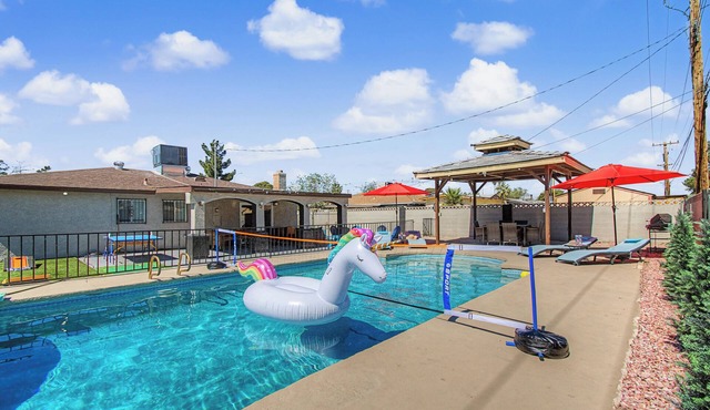 Private Oasis with Heated Pool, BBQ & Fire Pit Near Downtown.