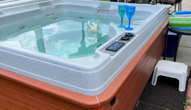 Private, Peaceful, Roomy Suite, Hot Tub, Kitchenette. Friendly, attentive hosts.