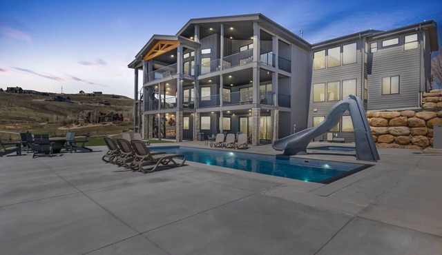 Private pool, hot tub, indoor basketball court, massive indoor slide, and VIEWS!