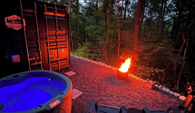 PRIVATE SHIPPING CONTAINER CABIN IN THE WOODS-RED RIVER GORGE-VERY CLEAN-HOT TUB