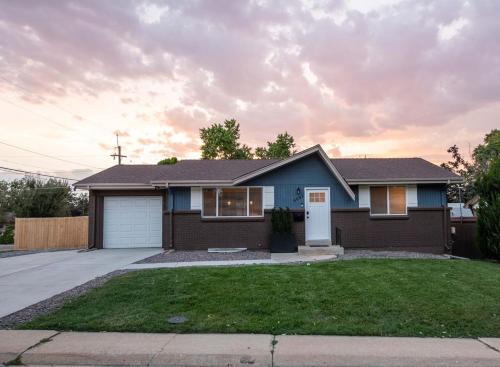 Private Upper Unit Home, Pet Friendly, Min to DT