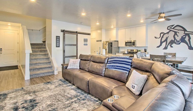 Providence Townhome w/ Amenities ~ 4 Mi to USU!