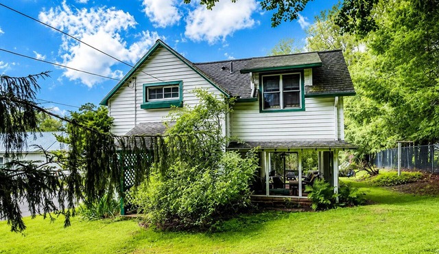 Quaint two bedroom cottage in the heart of Eagles Mere. Sleeps four guests.