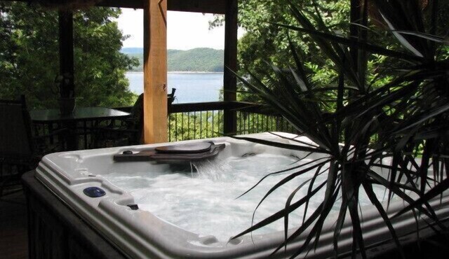Quiet, Private, Relaxing, With HOT TUB and Adventures