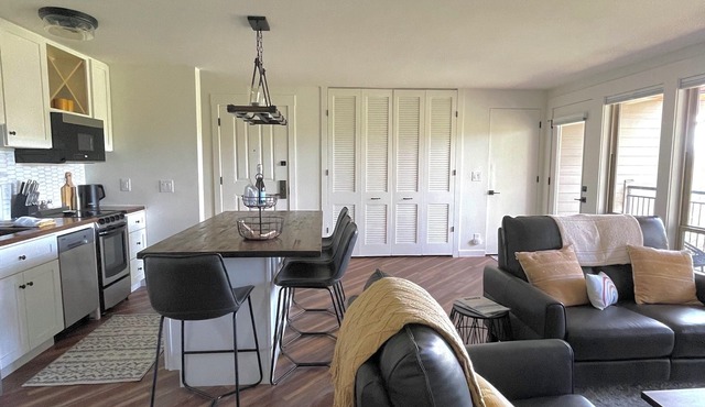 Ravens Ridge at Seventh Mountain Guest Favorite: Cozy Top Floor Retreat!